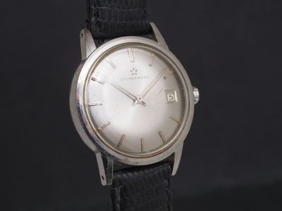 une image représentant une montre-bracelet sur fond noir