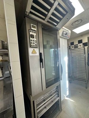une image d'un four commercial dans une cuisine commerciale
