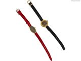 une paire de bracelets de montre en cuir rouge et noir avec un cadran plaqué or