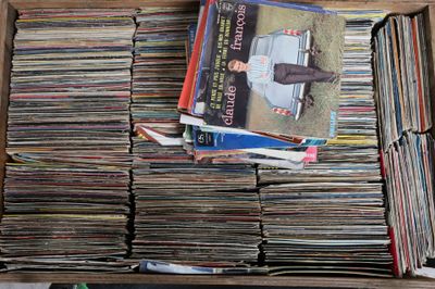 Important lot d'environ 320 vinyles 45 tours