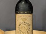 une bouteille de vin posée sur une table en bois
