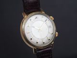 une image d'un gros plan d'une montre-bracelet avec des chiffres romains