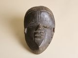une image représentant un masque en bois sur un fond blanc