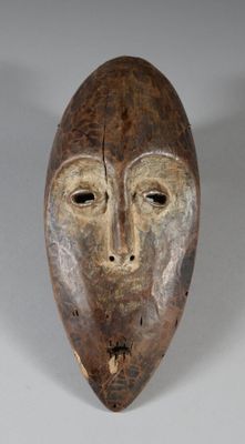 une image représentant un masque en bois orné d'un visage