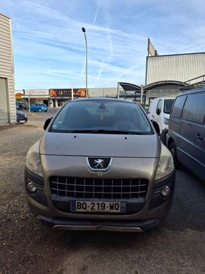 une voiture argentée garée dans un parking à côté d'autres voitures