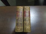 deux vieux livres posés sur une table en bois