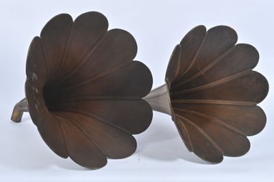 paire de phonographes anciens plaqués argent, sur pied
