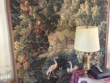 une grande tapisserie accrochée au mur derrière une table