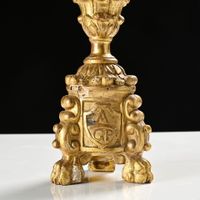 Paire de bougeoirs en bois sculpté et doré, monogrammée (photo 3)