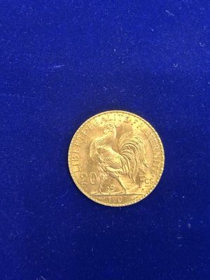 une image représentant une pièce d'or posée sur une surface bleue