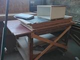 une photo d'un établi sur lequel se trouve un micro-ondes