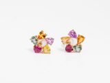 un gros plan sur une paire de boucles d'oreilles colorées posées sur une surface blanche