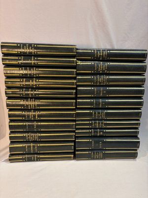 une pile de livres posée sur une table blanche