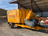 une machine jaune garée devant un immeuble