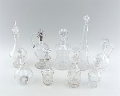 un grand nombre de bouteilles en verre posées sur une table