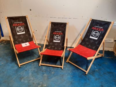 trois chaises qui se trouvent dans une pièce