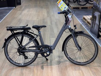 un vélo posé par terre dans un magasin