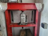 une photo d'un établi rouge sur lequel se trouve une bouteille
