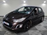 la voiture noire est garée dans le garage sur le sol en damier