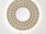 une lumière allumée au milieu d'une pièce