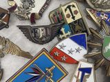 a lot of badges that are laying on a table