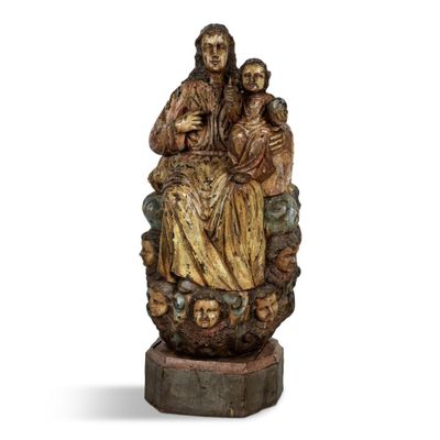 une image représentant une statue d'une femme et de deux enfants assis sur un rocher