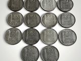 six types de pièces différents sont disposés sur une surface blanche