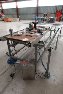 une photo d'un établi dans un entrepôt, avec de nombreux outils