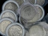 beaucoup de pièces d'argent dans un sachet en plastique transparent