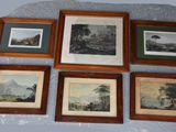 plusieurs photos encadrées représentant divers paysages accrochées au mur