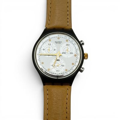 une image d'un gros plan d'une montre-bracelet sur une surface blanche