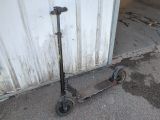 un scooter garé devant un immeuble
