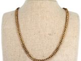 un collier de perles en or sur un mannequin mannequin mannequin mannequin mannequin mannequin mannequin mannequin mann