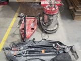 un grand nombre d'outils posés sur le sol
