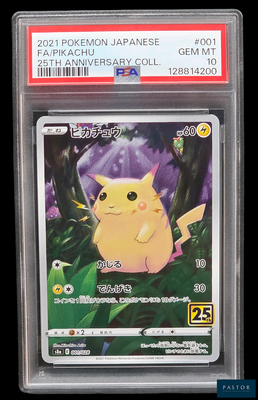 La carte Pokémon se trouve dans un étui en plastique transparent sur fond noir.