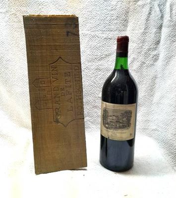 une bouteille de vin posée à côté d'une caisse en bois