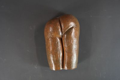 Sculpture de fesses en terre cuite marque intérieur 2017.