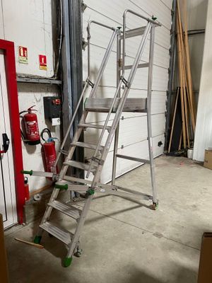 une échelle qui se trouve dans un garage