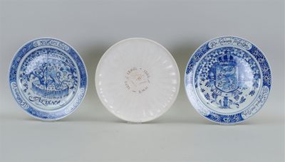 trois assiettes bleues et blanches à motifs posées sur une table