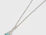 un collier composé d'une topaze bleue montée sur une chaîne