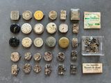 de nombreux types de montres et de pièces de montres sur la table