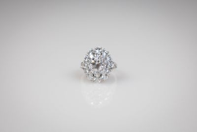 gros plan d'une bague en diamant sur une surface blanche