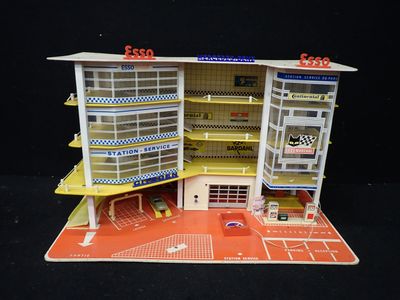 une maquette représentant un bâtiment avec un parking devant
