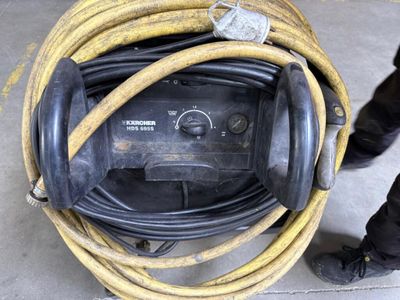 un tuyau raccordé à l'arrière d'une borne d'incendie