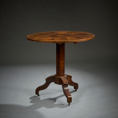 une petite table avec un plateau et un piètement en bois