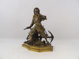 statue en bronze représentant un homme muni d'une épée et accompagné d'un chien, posée sur un socle