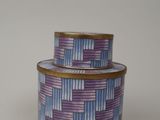 boîte en forme de panier violette et bleue avec couvercle, sur fond blanc