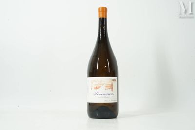 une bouteille de vin posée sur une table