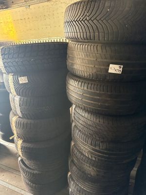 plusieurs pneus empilés les uns sur les autres dans un entrepôt
