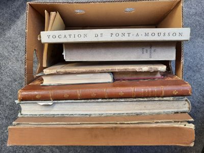 plusieurs livres empilés dans une boîte